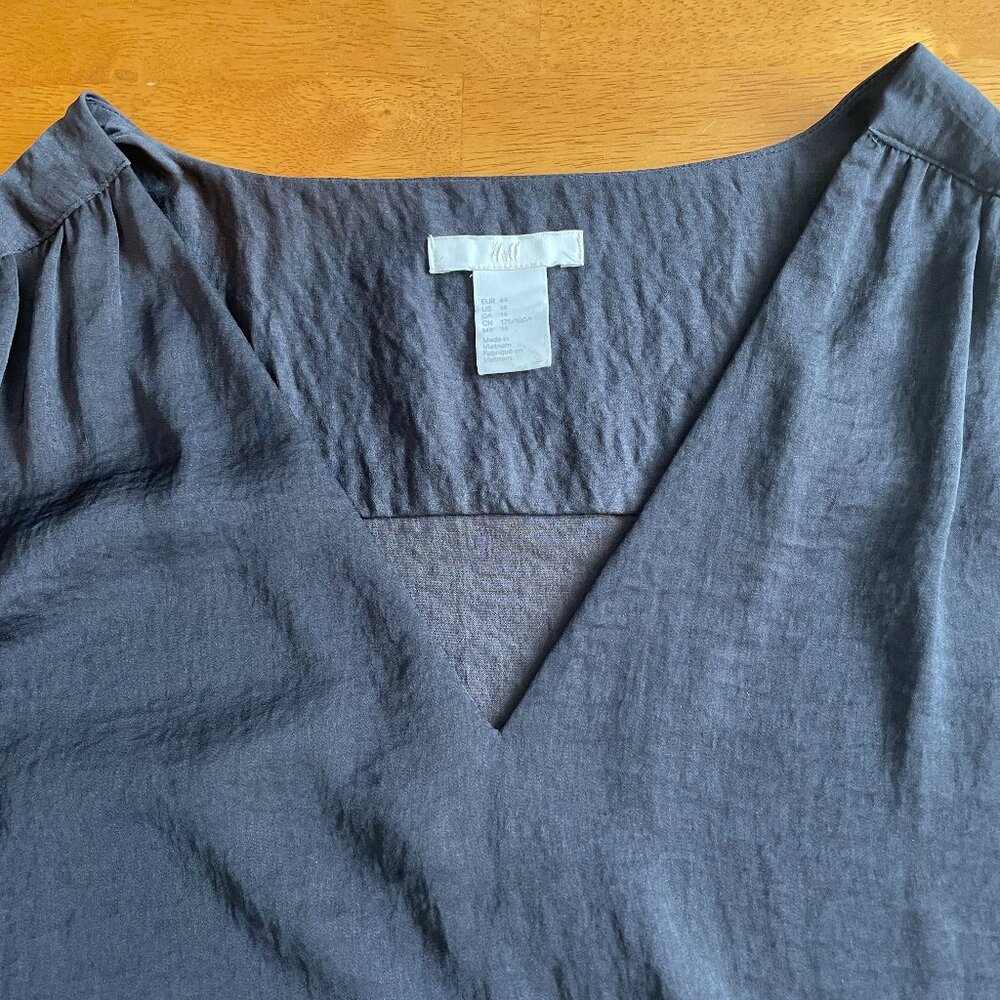 Size 14 H&M black flutter sleeve top - Picture 7 of 8